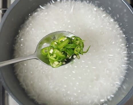 국물이 끓기 시작하면 썰어놓은 청양고추를 넣고 계속 끓입니다.