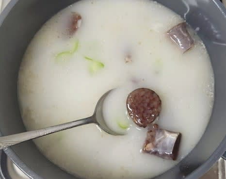 썰어놓은 순대를 넣고 순대가 말랑해질 때까지 끓입니다.