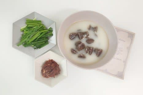 그릇에 순대국을 담고, 준비한 부추와 다대기를 기호에 맞게 넣어 섞어 먹습니다.