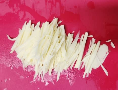 감자 4개를 깨끗이 씻은 후, 최대한 얇고 가늘게 채 썰어줍니다.