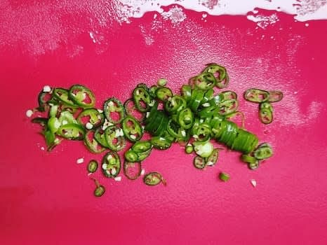 청양고추 2개를 잘게 송송 썰어줍니다.