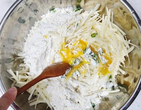 큰 볼에 감자채, 부침가루 2컵, 계란 1개, 물 80ml, 썰어놓은 청양고추를 넣고 잘 섞어 반죽을 만듭니다.