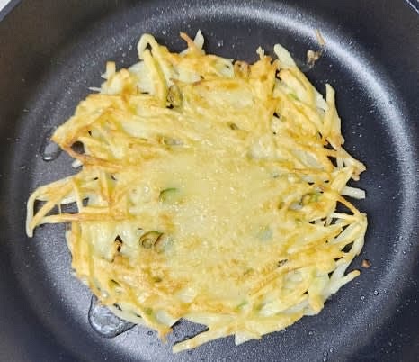 중약불로 달군 팬에 식용유를 넉넉히 두르고, 반죽을 한 국자씩 올려 앞뒤로 노릇하게 구워줍니다.