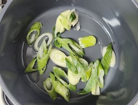 대파를 큼직하게 썰어 약 2줌 정도 준비합니다.