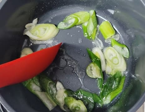 냄비에 식용유 2 큰술을 두르고 중약불에서 대파를 넣어 1분 정도 볶아 파기름을 만듭니다.