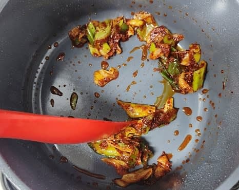 불을 끄고 고춧가루 1 큰술을 넣어 고추기름을 만듭니다. 불을 켜지 않은 상태에서 섞어주세요.
