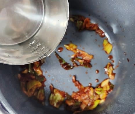 물 550ml를 냄비에 붓고 센 불에서 끓입니다.