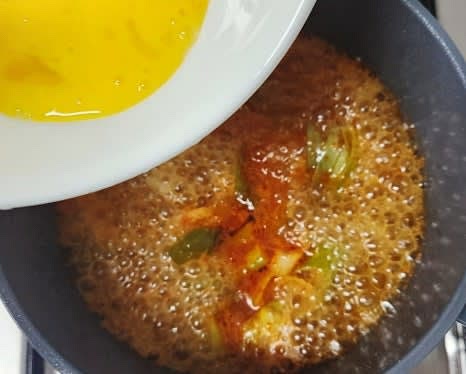 물이 끓기 시작하면 풀어놓은 계란을 넣고 살짝 익힌 후 저어줍니다.