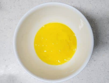물이 끓는 동안 계란 1개를 그릇에 풀어 준비합니다.