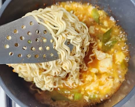 사리곰탕면과 함께 동봉된 가루스프와 건더기스프를 넣고 면을 잘 풀어줍니다.