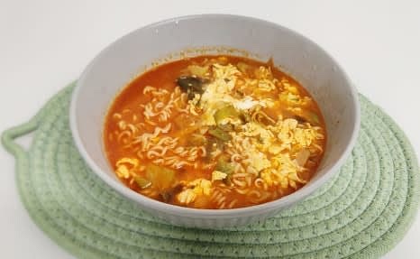 면이 익을 때까지 끓인 후 불을 끄고 그릇에 담아냅니다.