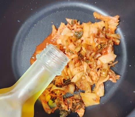 냄비에 썰어놓은 김치와 김치국물을 넣고, 들기름 3 큰술을 추가한 후 센 불에서 2~3분 정도 볶아줍니다.