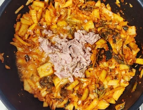 김치가 어느 정도 볶아지면 참치 85g을 넣고, 센 불에서 김치가 완전히 익을 때까지 볶아줍니다.