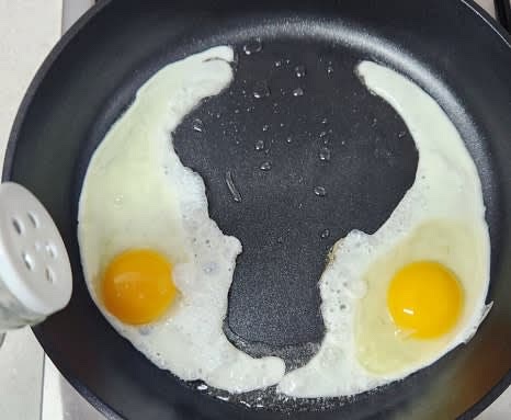 계란 2개에 소금 1 꼬집씩 넣고 반숙으로 계란후라이를 만들어줍니다.