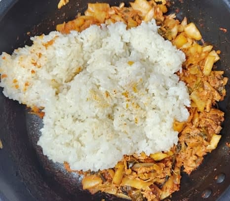 볶은 김치와 참치에 찬밥 2 공기를 넣고, 불을 끈 상태에서 잘 섞어줍니다. 그런 다음 다시 센 불에서 한 번 더 볶아줍니다.