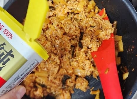 마지막으로 후춧가루를 약간 뿌려 잘 섞어줍니다.