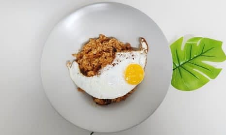 그릇에 볶음밥을 담고, 반숙 계란후라이를 올려 완성합니다.