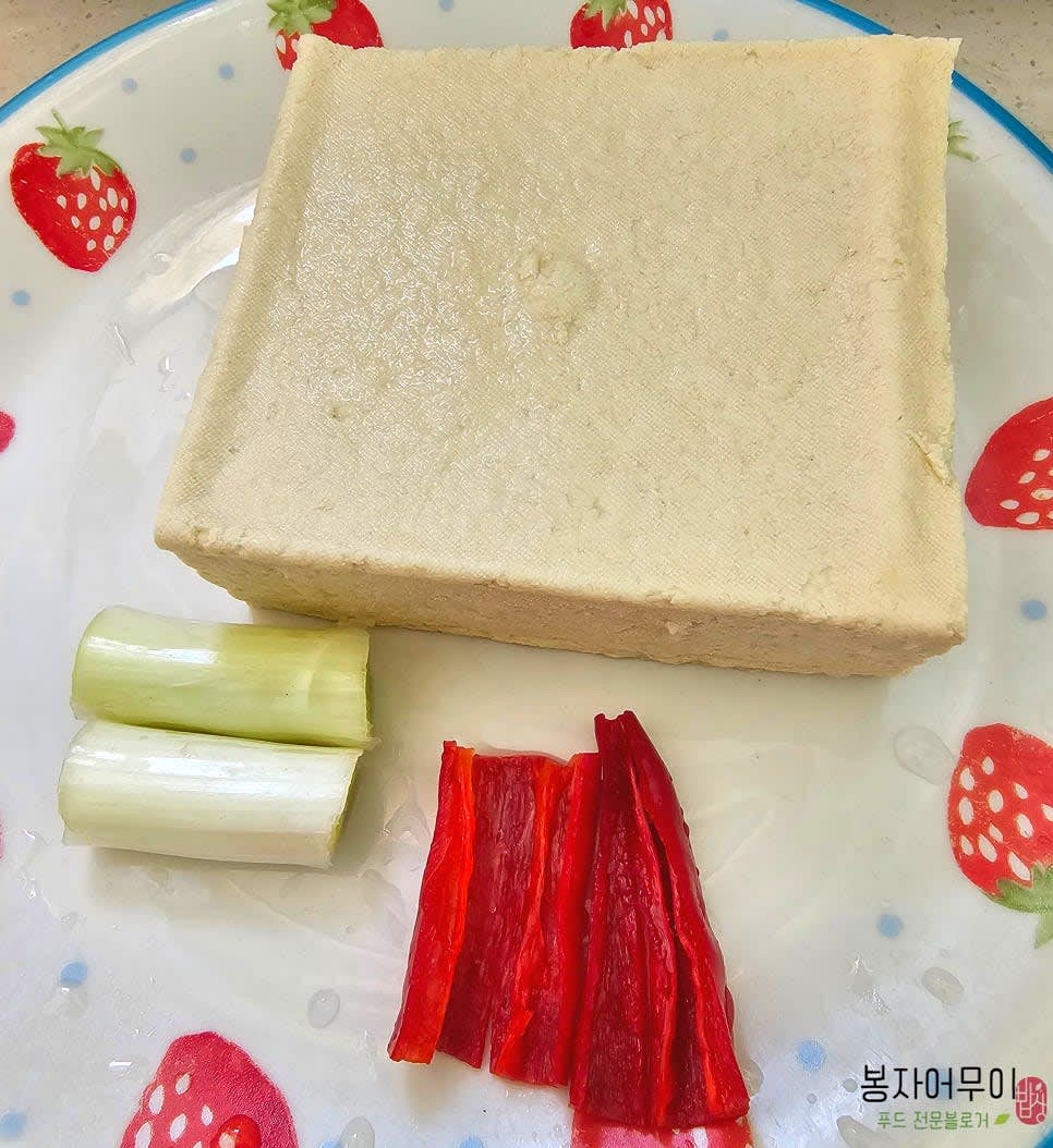 두부 1모를 먹기 좋은 크기로 잘라주고 대파와 홍고추는 얇게 돌려깍기 해서 썰어주세요.