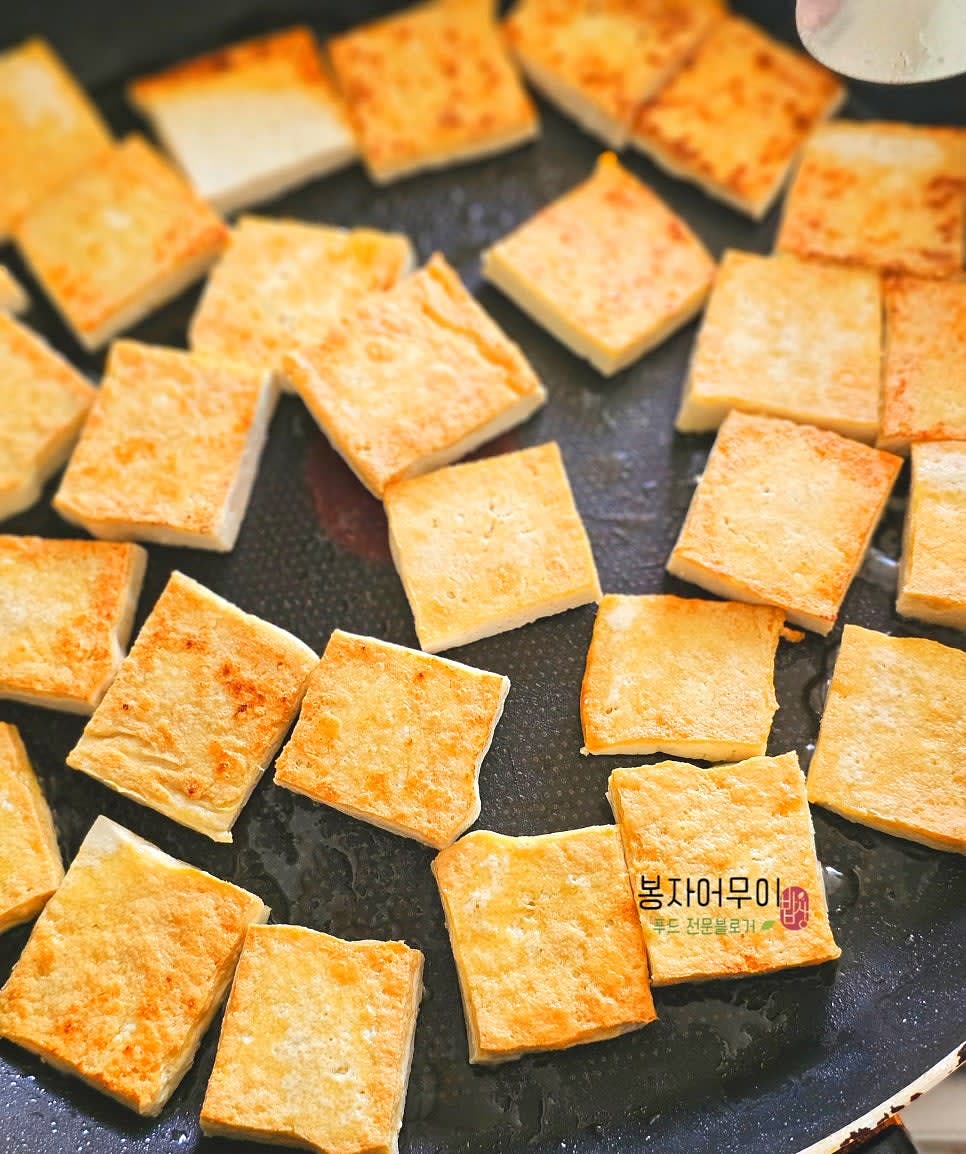 팬에 기름을 두르고 중불에서 두부를 앞뒤로 노릇하게 구워줍니다.