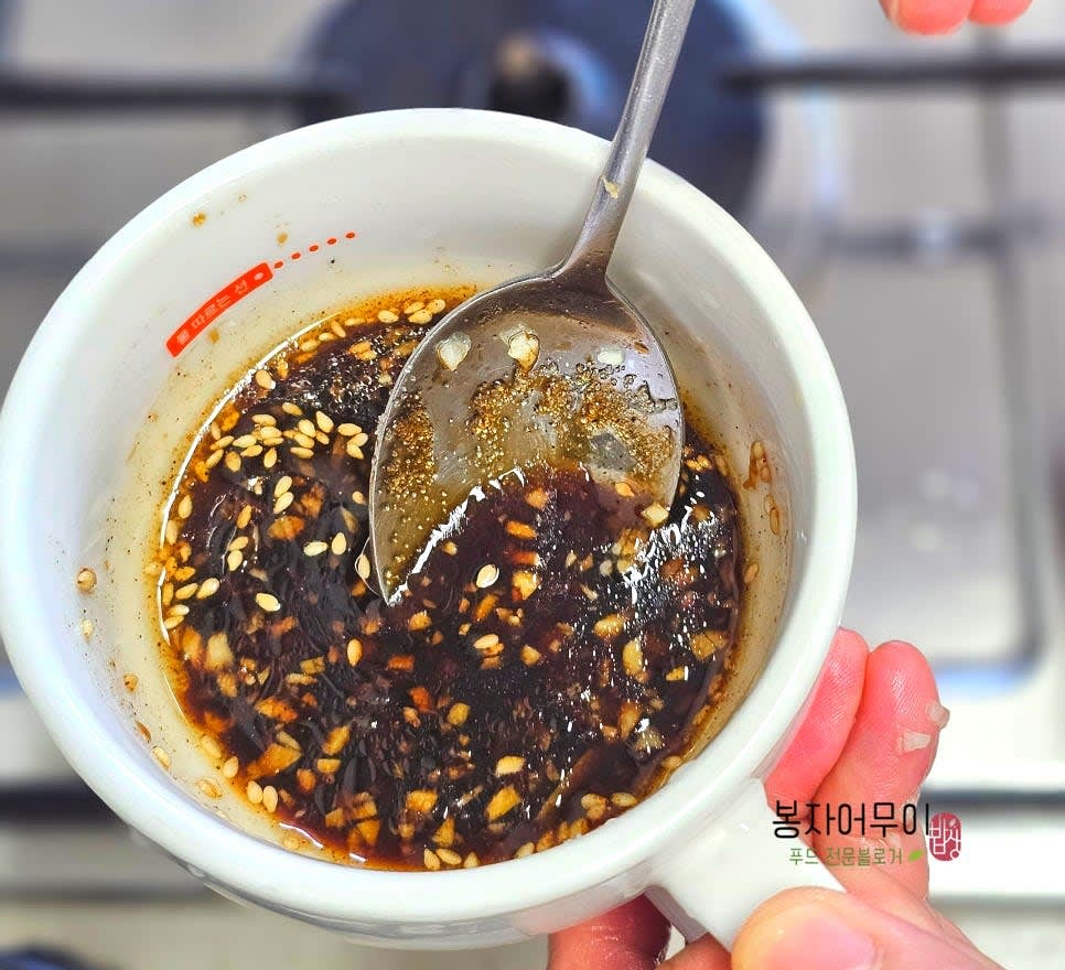 두부가 구워지는 동안 간장 2스푼, 설탕 1스푼, 마늘 1스푼, 후추, 깨소금, 참기름을 섞어 양념장을 만듭니다.