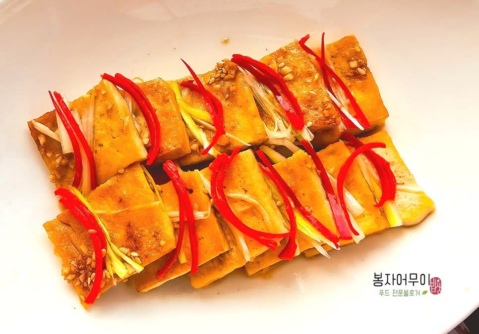 그릇에 두부를 담고 실고추를 올려 장식하면 완성입니다.