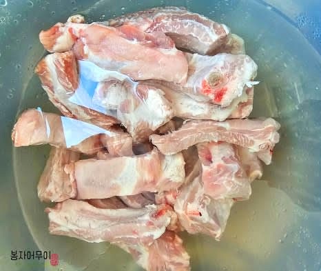 돼지 등갈비를 1시간 동안 물에 담가 핏물을 제거합니다.