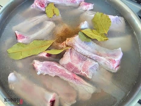 끓는 물에 월계수잎과 통후추를 넣고 돼지 등갈비를 10분간 초벌로 삶아줍니다. 하얗게 핏물이 빠지면 건져서 차가운 물에 여러 번 헹구어줍니다.