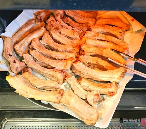 등갈비에 맛술과 소금을 골고루 뿌려서 버무리고 에어프라이어에 180도 10분 돌리고 뒤집엇 8분을 돌려줍니다.