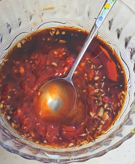 바베큐 양념장을 만듭니다. 케첩, 맛술, 간장, 스테이크 소스, 우스터 소스, 다진 마늘, 물엿, 파프리카 가루, 파슬리 가루, 깨소금을 잘 섞어줍니다.