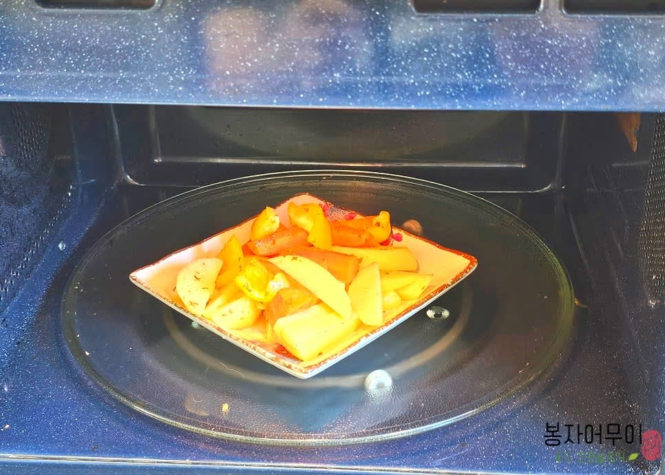 감자와 당근은 먹기 좋은 크기로 썰어 올리브 오일과 소금을 골고루 뿌려 190도에서 20분 동안 뒤집어가며 구워준다.