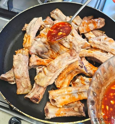 18분 구운 등갈비에 양념장을 골고루 바르고 에어프라이어에 7-8분을 구워주거나 프라이팬에 양념 모두 넣고 졸여줍니다.