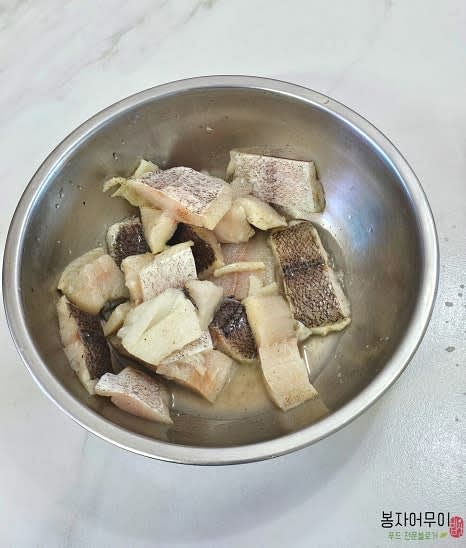 순살 가자미를 깨끗이 손질한 후 먹기 좋은 크기로 자르고 맛술 2 큰술, 소금 1 꼬집, 후추 1 꼬집으로 밑간을 해서 재워둡니다.