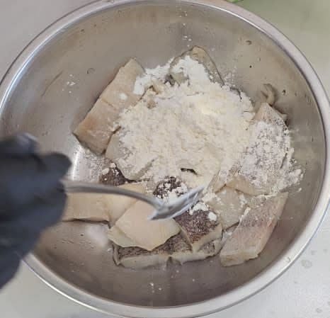 5분 재운 후 가자미에서 나온 물을 버리고 튀김가루, 감자전분을 1스푼씩 잘 버무려 줍니다.
