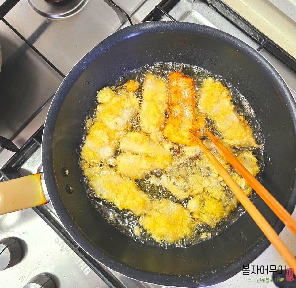 기름에 약불로 노릇하게 튀겨줍니다. 튀긴 가자미는 키친타올에 올려 기름기를 빼주세요.