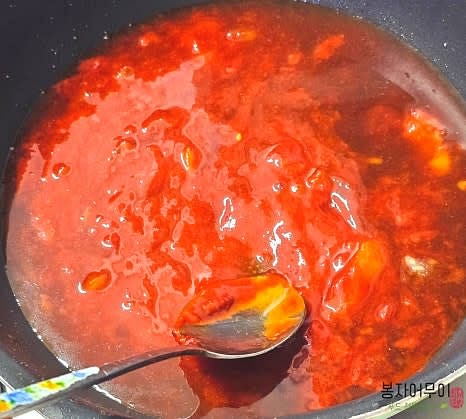 소스 팬에 케첩 4 큰술, 고추장 1 큰술, 간장 2 큰술, 설탕 2 큰술, 다진 마늘 0.5 큰술, 물 40ml를 넣고 중불에서 끓여 소스를 만듭니다.