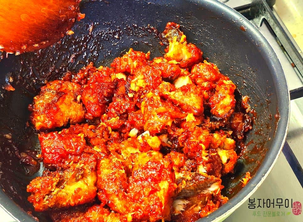 소스가 걸쭉해지면 튀긴 가자미를 넣고 양념이 잘 베이도록 골고루 버무립니다.