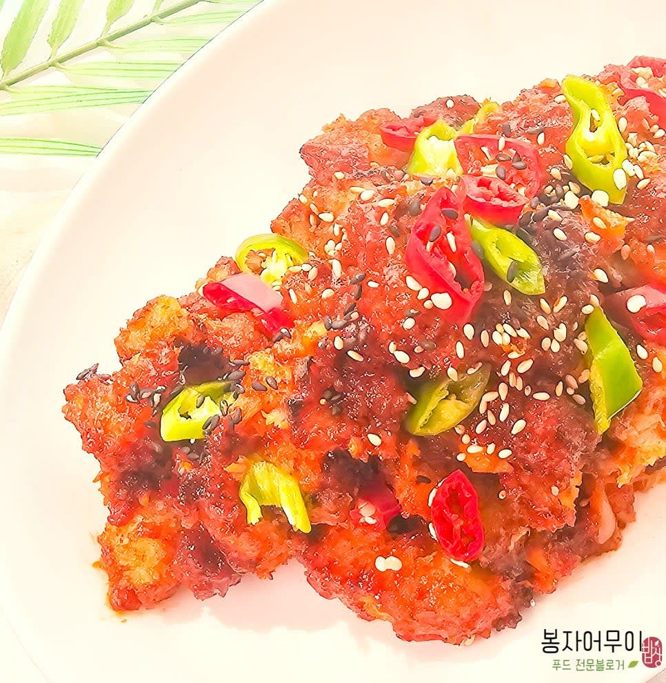 접시에 가자미 생선강정을 담고 깨소금을 뿌려 완성합니다.