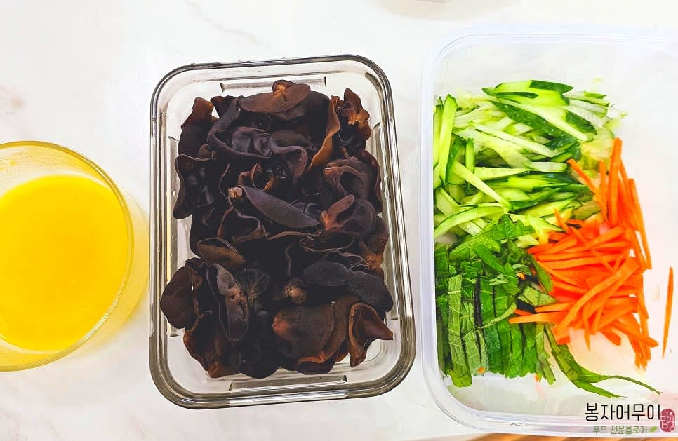 재료를 냉장보관했다가 먹기 전에 버무려 먹으면 됩니다. 겨자 냉채 소스는 숙성할수록 맛있어져요.