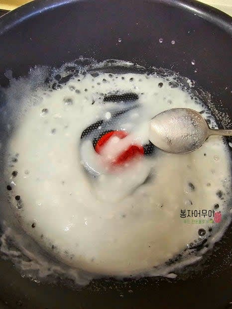 찹쌀가루 1 큰술과 물 0.5 컵을 섞어 끓여서 풀을 만들어 식혀줍니다.