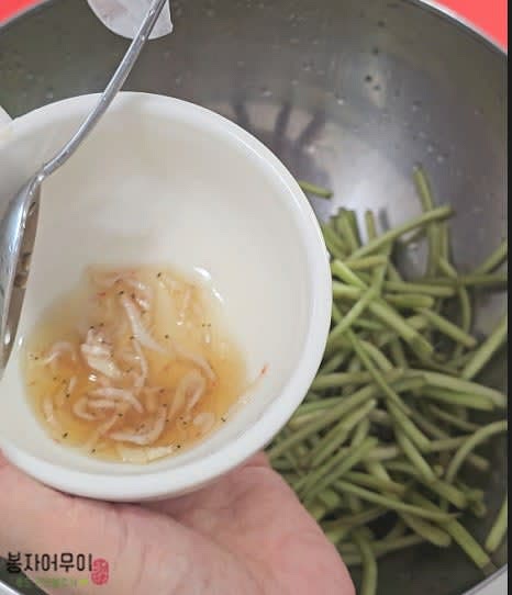 큰 볼에 절인 고구마줄기, 양파, 고춧가루 3 큰술, 새우젓 0.5 큰술, 까나리액젓 0.5 큰술, 매실청 1 큰술, 설탕 1 큰술, 다진 마늘 0.5 큰술을 넣습니다.