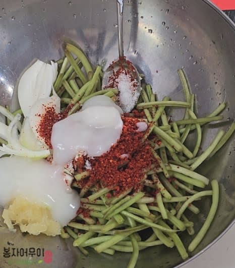 식힌 찹쌀풀을 양념에 넣고 모든 재료를 골고루 버무려 줍니다.