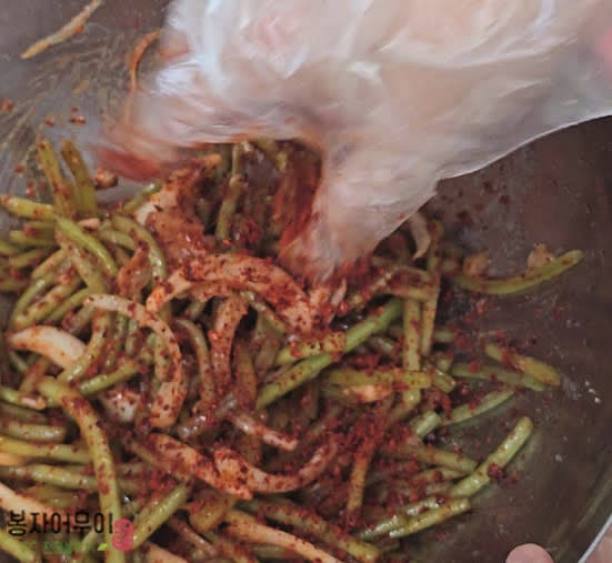 양념이 고루 섞이면 김치를 통에 담아 냉장고에서 숙성시킵니다.