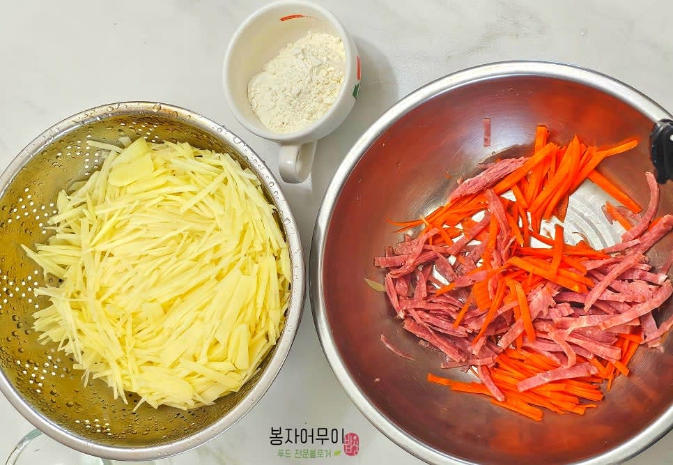 당근 50그램과 베이컨 50그램도 채를 썰어 준비합니다.