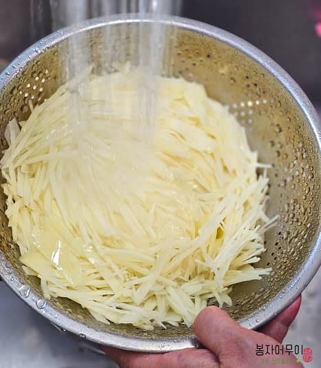 감자 5개는 껍질을 벗긴 후 채를 썰어주세요. 채썬 감자는 물에 10분 담가주었다가 흐르는 물에 헹궈 전분기를 빼줍니다.