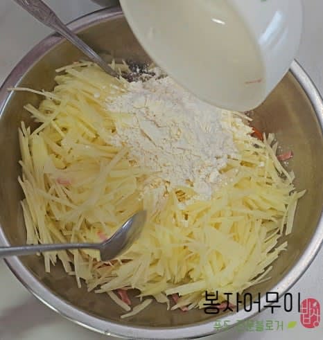 물기를 뺀 감자채에 당근, 베이컨, 튀김가루 3큰술, 소금 1꼬집을 넣고 잘 섞어줍니다.