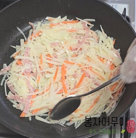 팬에 기름을 넉넉히 두르고 감자채 반죽을 적당한 크기로 올려줍니다.