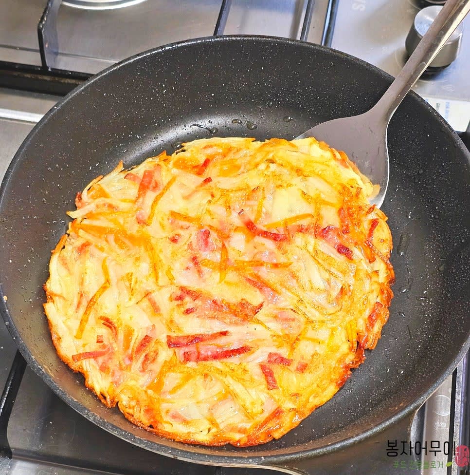 중불에서 감자채전의 양면이 노릇하게 익을 때까지 바삭하게 부쳐줍니다.