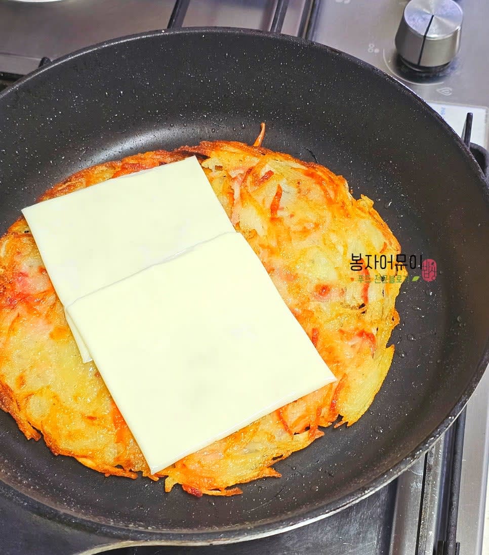 아이용 치즈 2장을 추가 재료로 사용할 경우, 한 면이 익은 후 위에 치즈를 올려주고 치즈가 녹을 때까지 구워주세요.