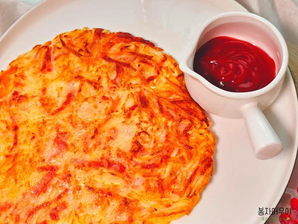 바삭바삭하게 익힌 감자채전을 접시에 담아 완성합니다.