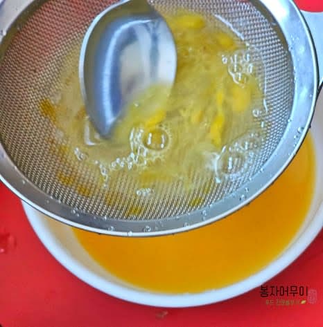 계란 2개를 풀고 물 40ml, 소금 1/3 스푼, 우동다시 1/3 스푼을 넣어 잘 섞어줍니다.